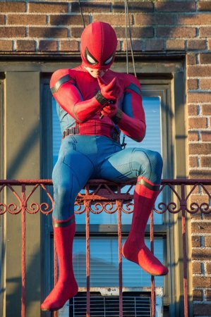 Том Холланд в костюме Человека-паука на съёмках