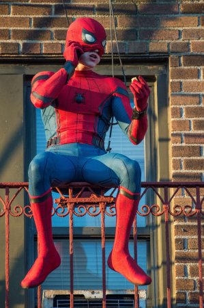 Том Холланд в костюме Человека-паука на съёмках