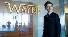 Молодой Брюс Уэйн в исполнении актёра Дэвида Мазоуза из сериала «Готэм»