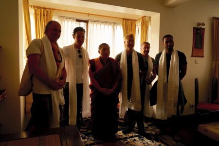 Камбербэтч и команда в Монастыре Шечен