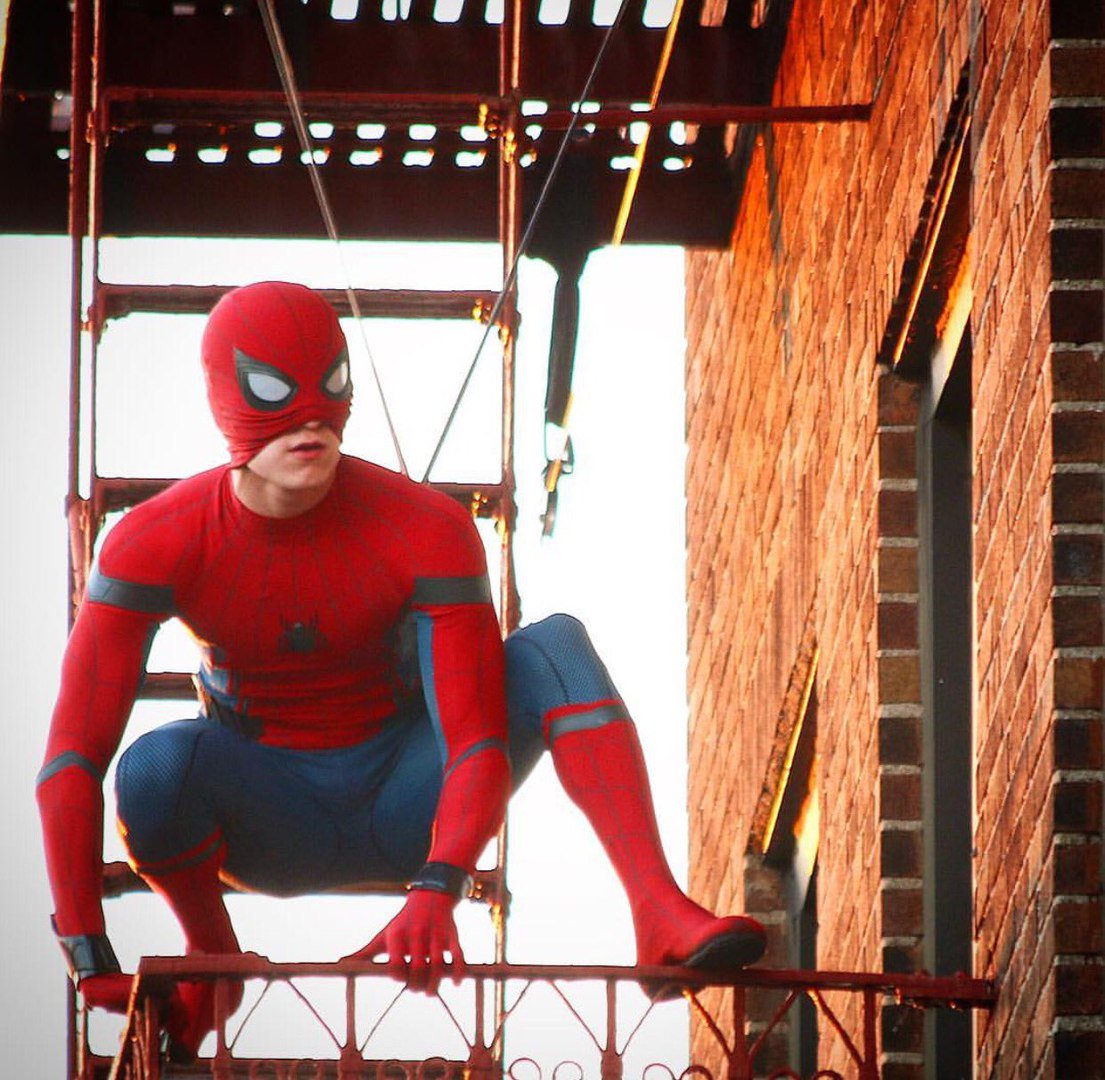 Том Холланд на съёмках фильма Человек-паук